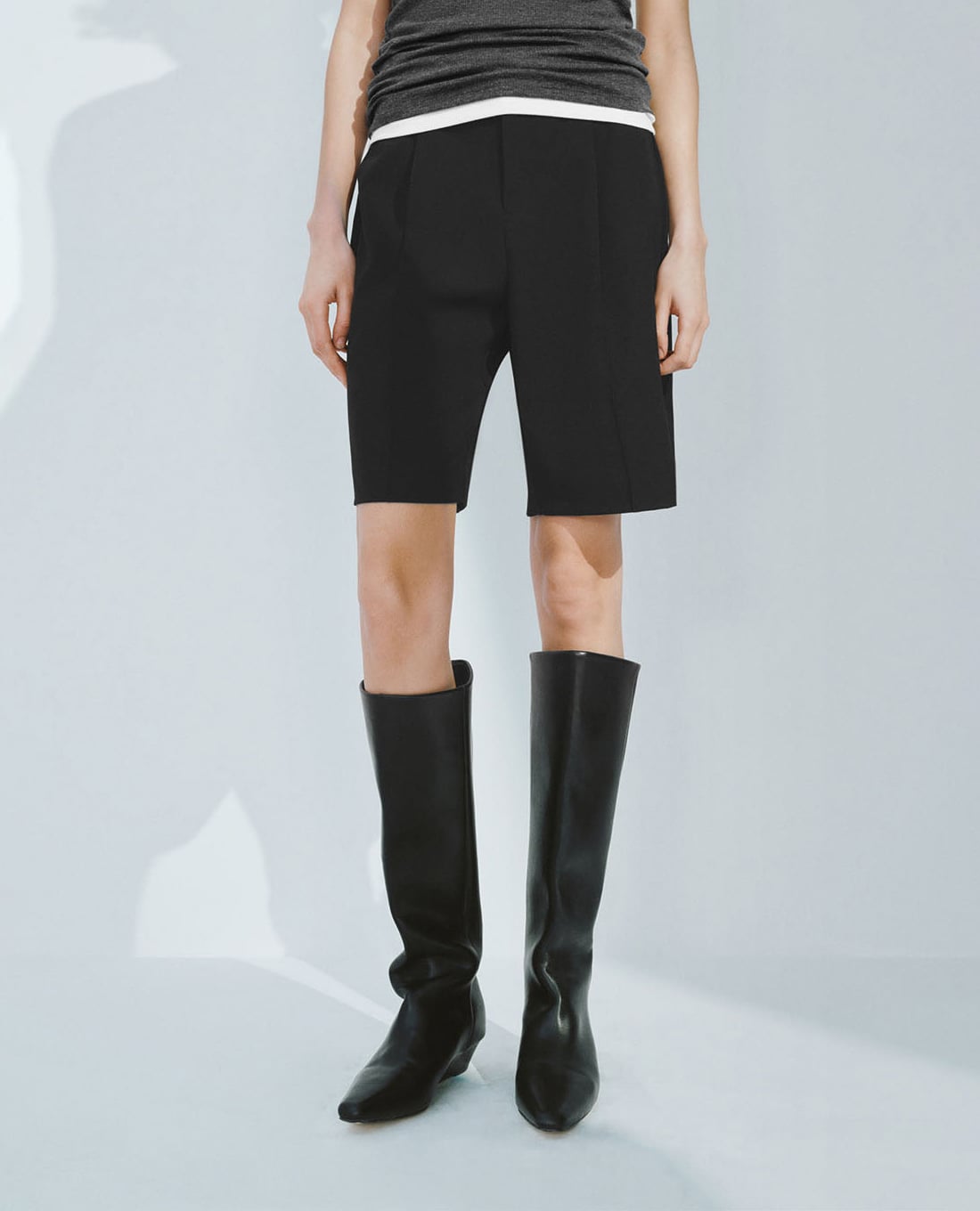URBAN REVIVO - Quần short nữ ngang gối hiện đại