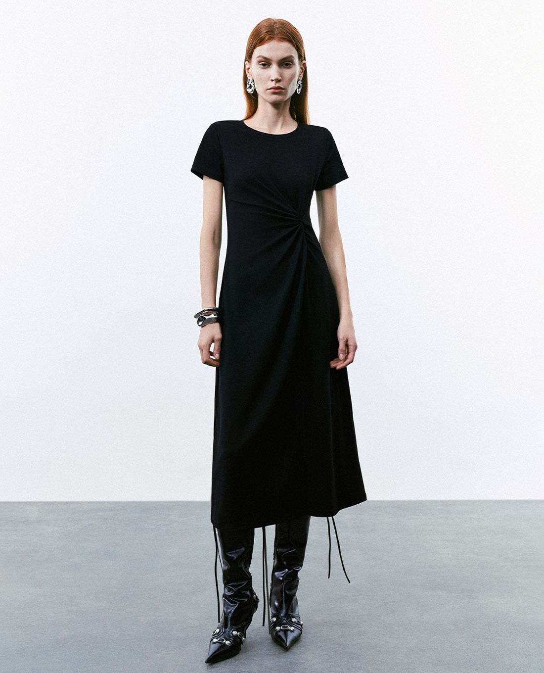 URBAN REVIVO - Đầm midi chữ A cổ tròn tay ngắn Twist