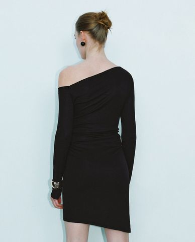  URBAN REVIVO - Đầm body mini tay dài lệch vai 