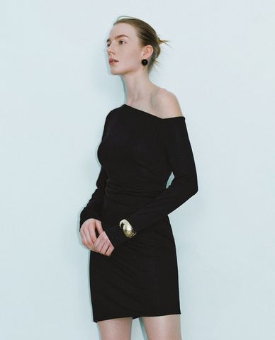  URBAN REVIVO - Đầm body mini tay dài lệch vai 