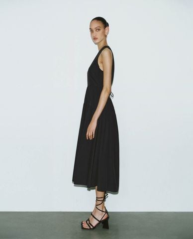  URBAN REVIVO - Đầm sát nách midi cổ tròn hiện đại 