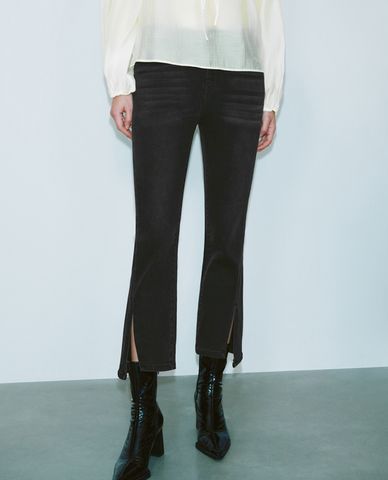  URBAN REVIVO - Quần jeans nữ ống loe xẻ tà hiện đại 