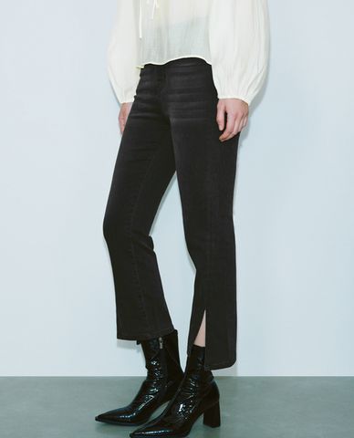  URBAN REVIVO - Quần jeans nữ ống loe xẻ tà hiện đại 