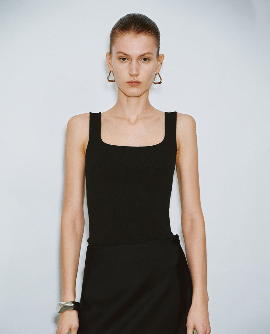 URBAN REVIVO - Áo ba lỗ nữ dệt kim phom ôm Square-cut Collar