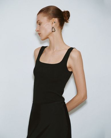  URBAN REVIVO - Áo ba lỗ nữ dệt kim phom ôm Square-cut Collar 