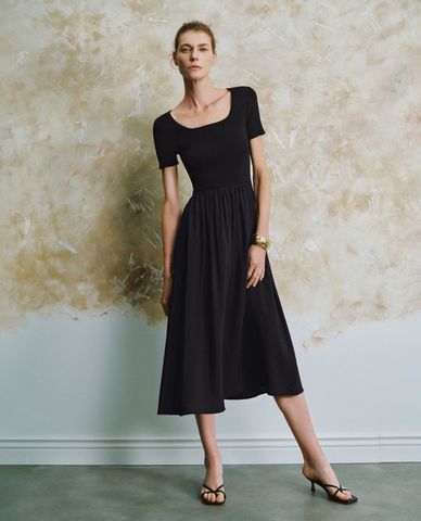  URBAN REVIVO - Đầm dệt kim midi cổ vuông tay ngắn U Neck 