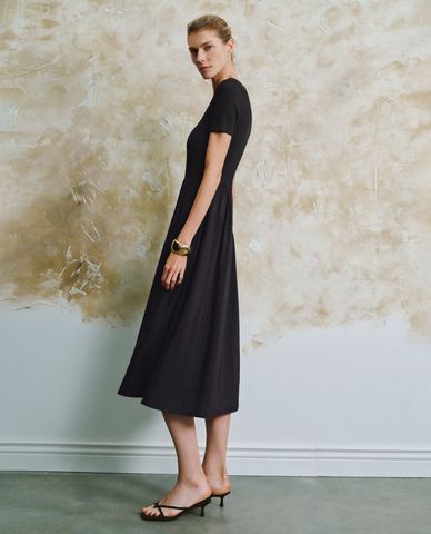  URBAN REVIVO - Đầm dệt kim midi cổ vuông tay ngắn U Neck 