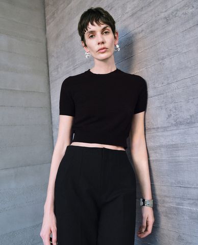  URBAN REVIVO - Áo dệt kim nữ cổ tròn tay ngắn phom croptop 