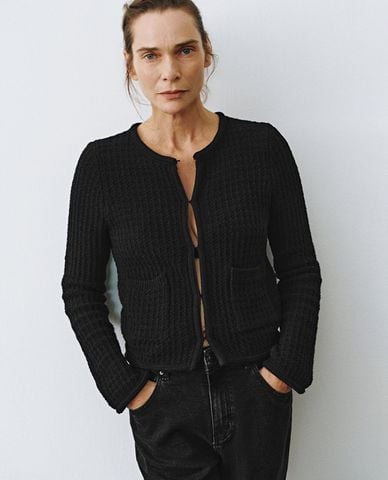  URBAN REVIVO - Áo khoác cardigan nữ cổ tròn tay dài hiện đại 