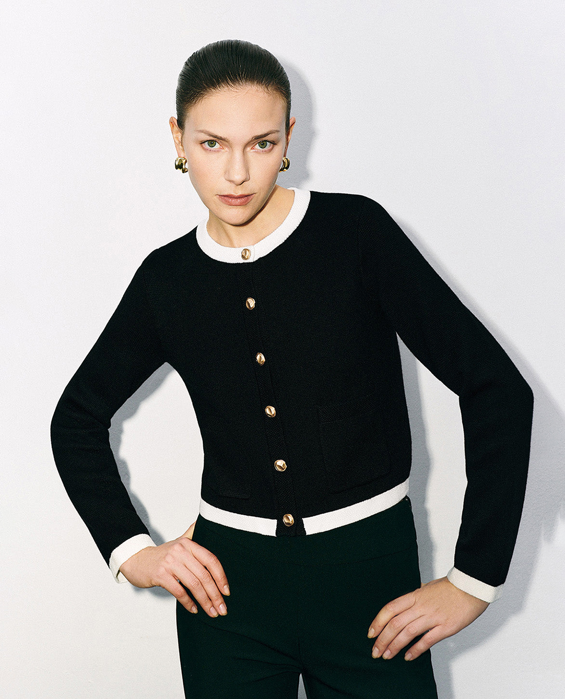 URBAN REVIVO - Áo khoác cardigan nữ phom croptop cổ tròn