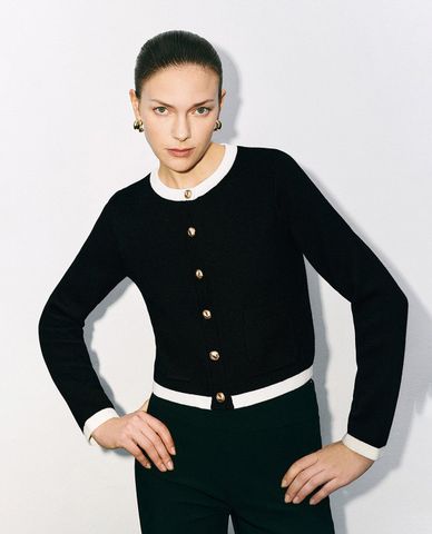  URBAN REVIVO - Áo khoác cardigan nữ phom croptop cổ tròn 