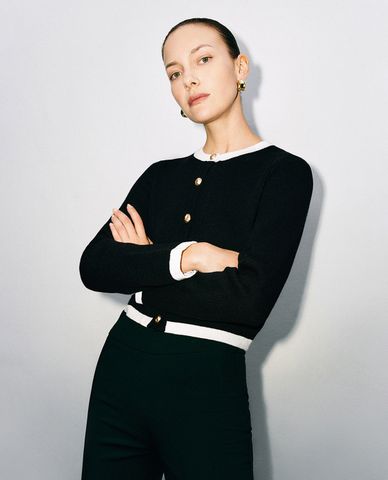  URBAN REVIVO - Áo khoác cardigan nữ phom croptop cổ tròn 