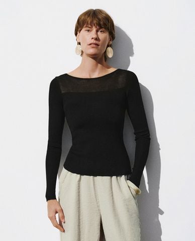  URBAN REVIVO - Áo dệt kim nữ cổ thuyền tay dài phom ôm tôn dáng 