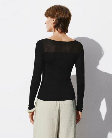  URBAN REVIVO - Áo dệt kim nữ cổ thuyền tay dài phom ôm tôn dáng 