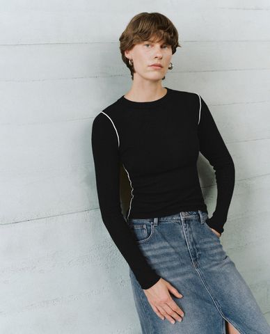  URBAN REVIVO - Áo dệt kim nữ cổ tròn tay dài phom ôm 