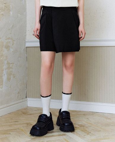  URBAN REVIVO - Quần short nữ giả váy xếp li trẻ trung 