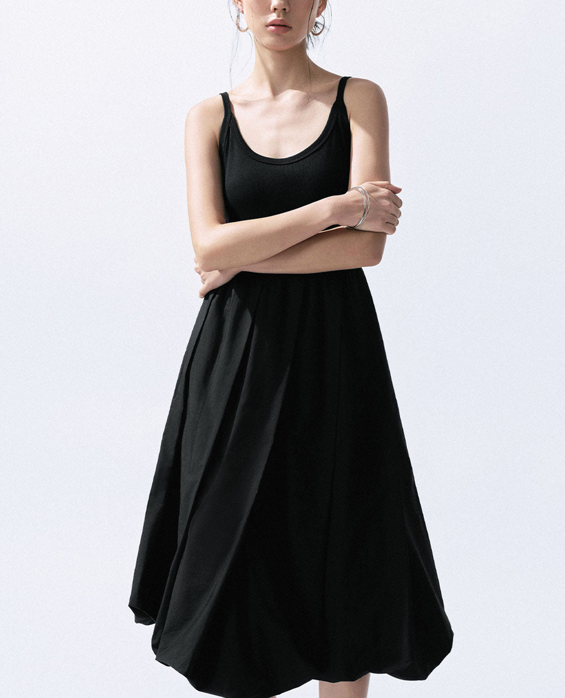URBAN REVIVO - Đầm sát nách midi cổ chữ U hiện đại A-Line Cami