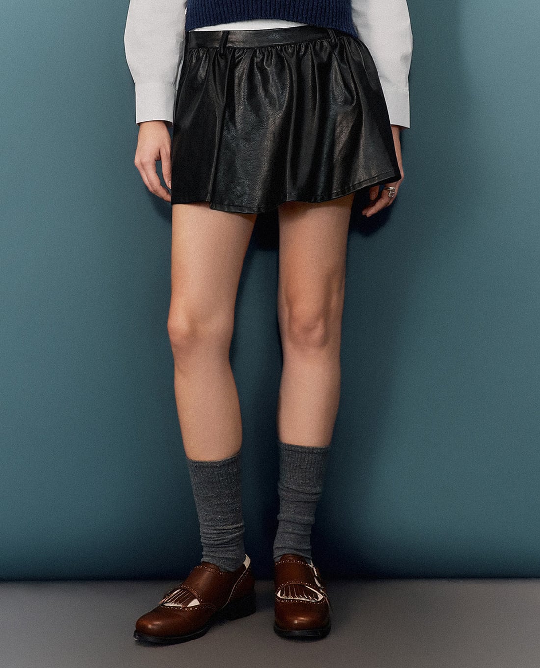 URBAN REVIVO - Chân váy chữ A mini lưng thun cá tính Leather