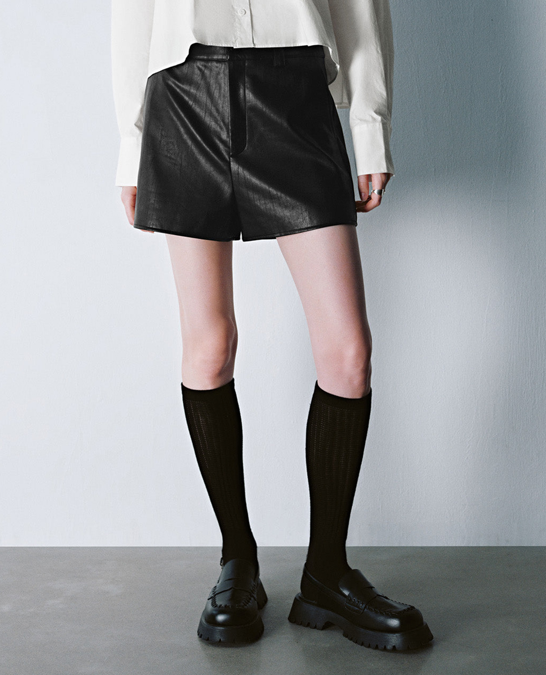 URBAN REVIVO - Quần short nữ ống rộng lưng cao Vegan Leather