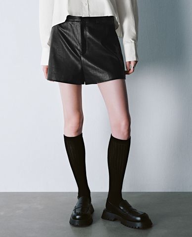  URBAN REVIVO - Quần short nữ ống rộng lưng cao Vegan Leather 