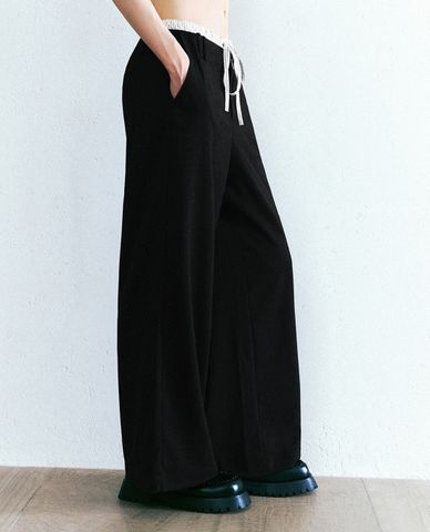  URBAN REVIVO - Quần nữ ống rộng lưng thun phối dây rút 