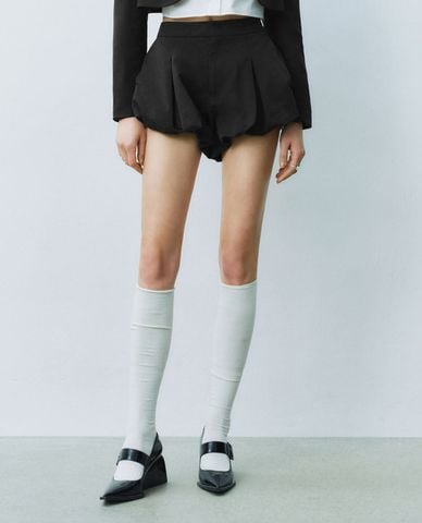  URBAN REVIVO - Quần short nữ giả váy xếp li 