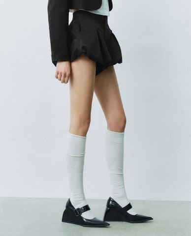  URBAN REVIVO - Quần short nữ giả váy xếp li 