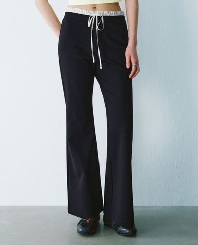  URBAN REVIVO - Quần nữ ống loe lưng thun cá tính 