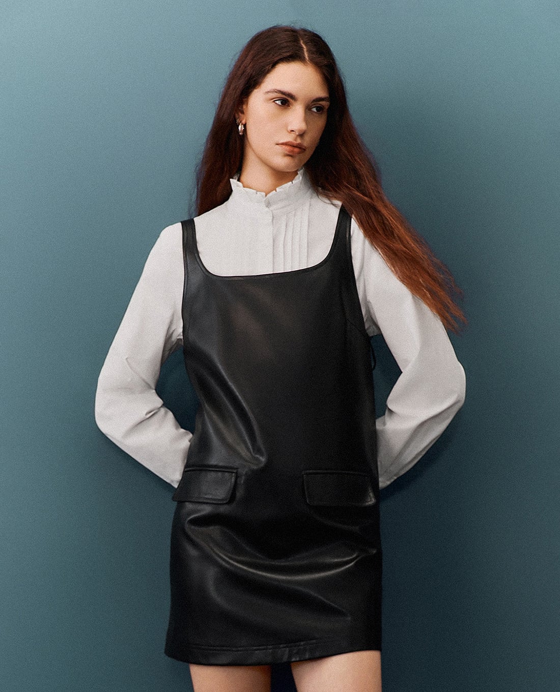 URBAN REVIVO - Đầm hai dây mini phối túi cá tính Cami Straight