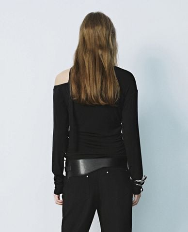  URBAN REVIVO - Áo kiểu nữ lệch vai tay dài thời thượng 