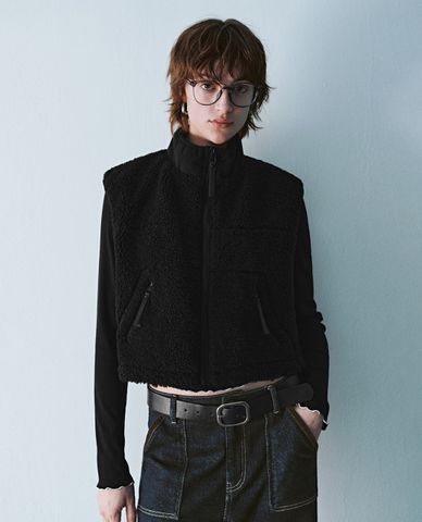  URBAN REVIVO - Áo khoác croptop nữ sát nách Loose 