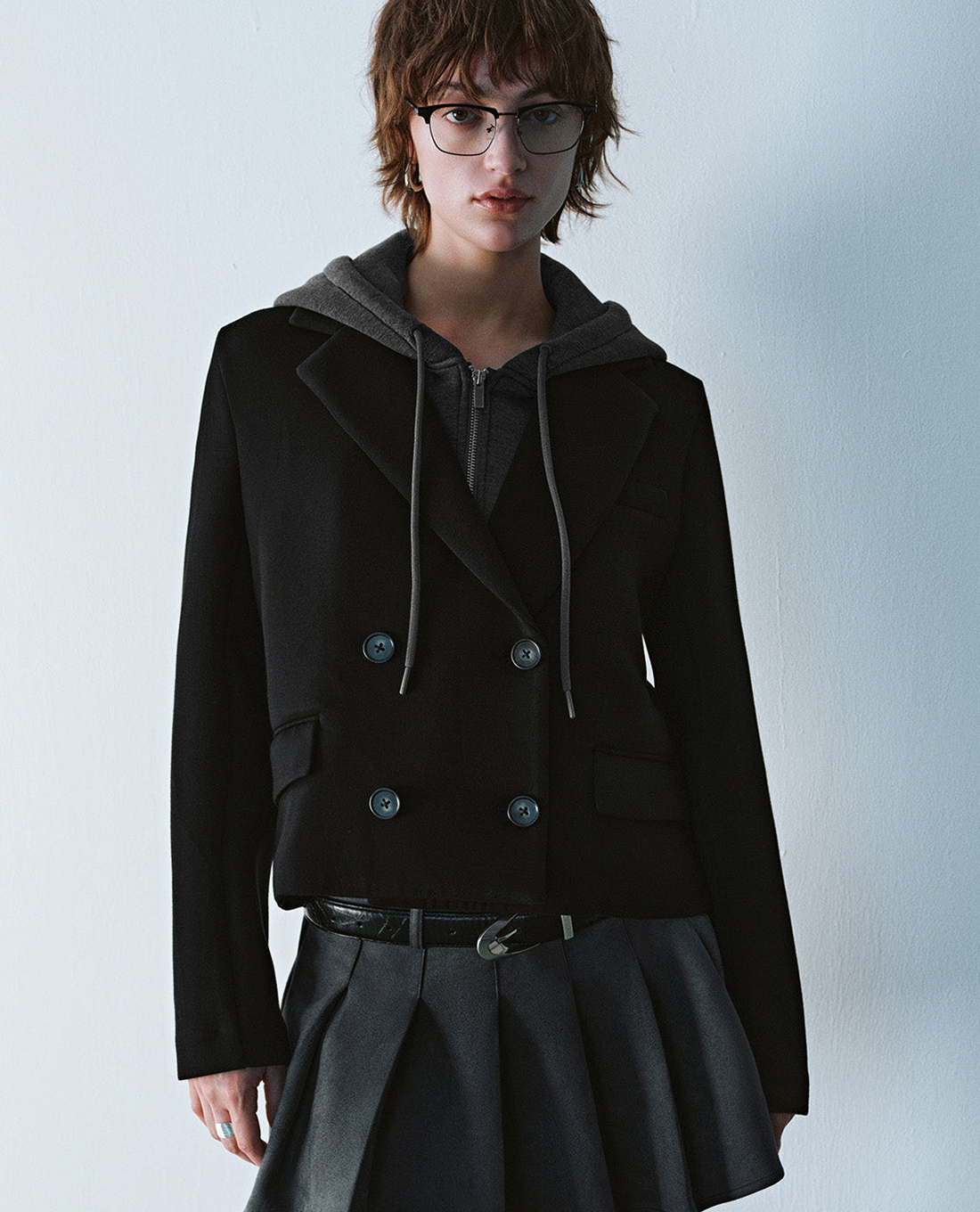 URBAN REVIVO - Áo khoác blazer nữ cổ V tay dài phối mũ hiện đại