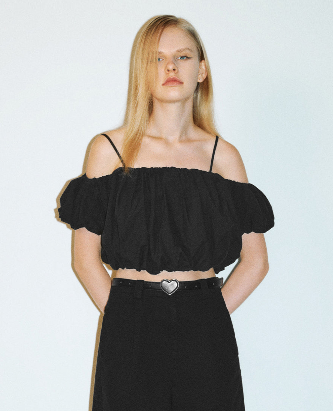 URBAN REVIVO - Áo trễ vai nữ tay phồng phom croptop Cami