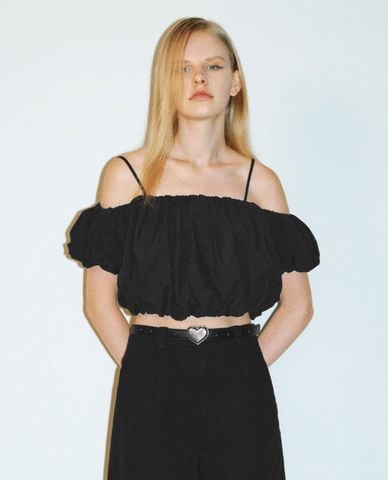  URBAN REVIVO - Áo trễ vai nữ tay phồng phom croptop Cami 