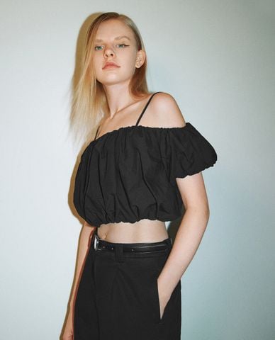  URBAN REVIVO - Áo trễ vai nữ tay phồng phom croptop Cami 