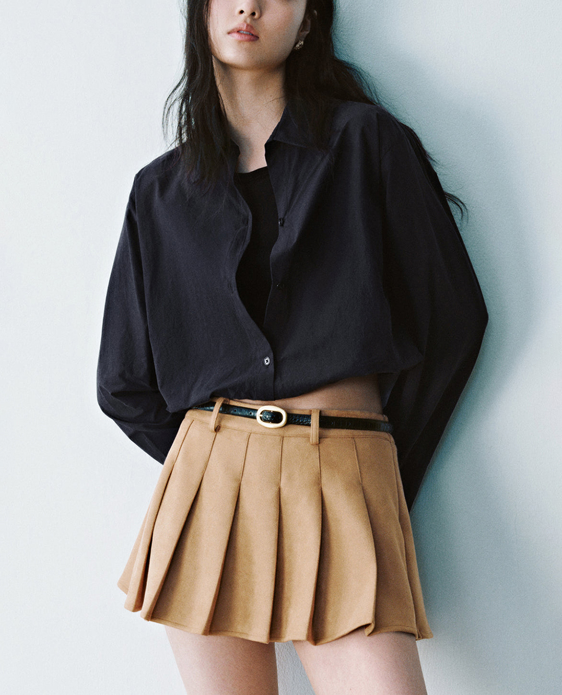 URBAN REVIVO - Áo sơ mi nữ cổ bẻ tay dài phom croptop