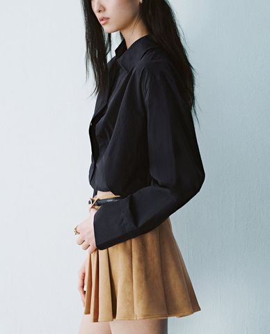  URBAN REVIVO - Áo sơ mi nữ cổ bẻ tay dài phom croptop 