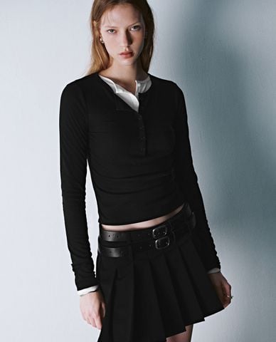  URBAN REVIVO - Áo thun nữ cổ tròn tay dài phom ôm phối nút cài 