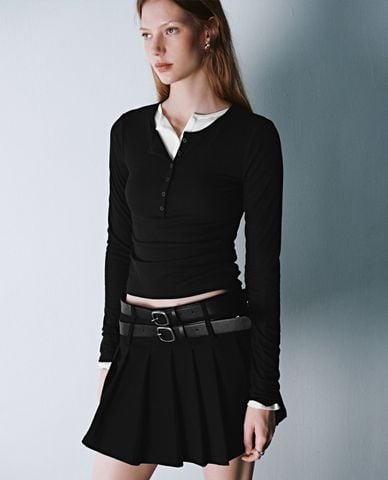  URBAN REVIVO - Áo thun nữ cổ tròn tay dài phom ôm phối nút cài 