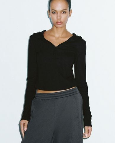  URBAN REVIVO - Áo thun nữ cổ V tay dài phối mũ trùm hiện đại 