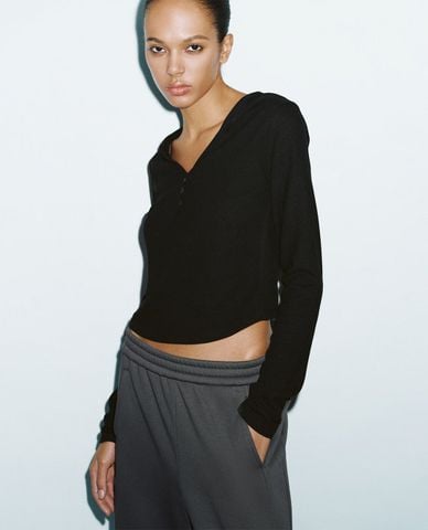  URBAN REVIVO - Áo thun nữ cổ V tay dài phối mũ trùm hiện đại 