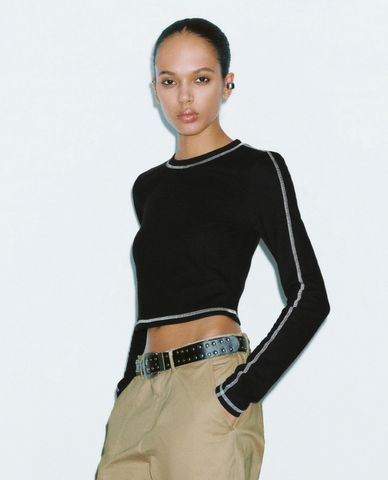  URBAN REVIVO - Áo croptop nữ cổ tròn tay dài phom ôm 