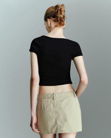  URBAN REVIVO - Áo croptop nữ cổ vuông tay ngắn 