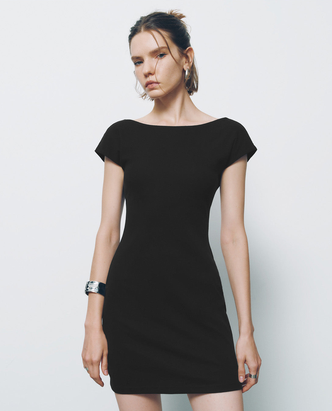 URBAN REVIVO - Đầm mini phom ôm hở lưng gợi cảm