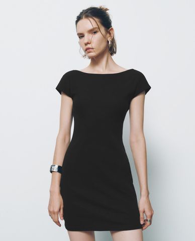  URBAN REVIVO - Đầm mini phom ôm hở lưng gợi cảm 