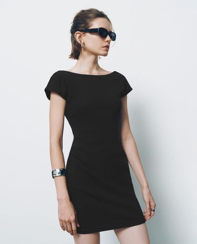  URBAN REVIVO - Đầm mini phom ôm hở lưng gợi cảm 