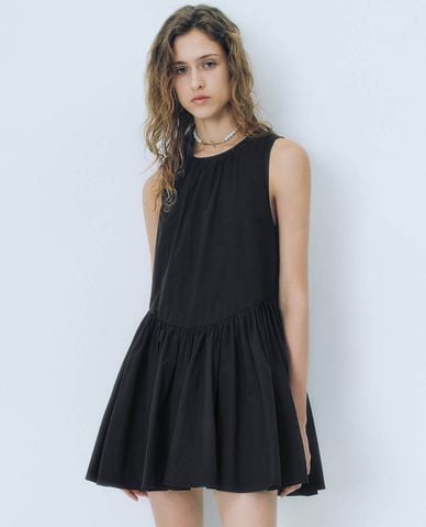  URBAN REVIVO - Đầm sát nách mini cổ tròn hiện đại 