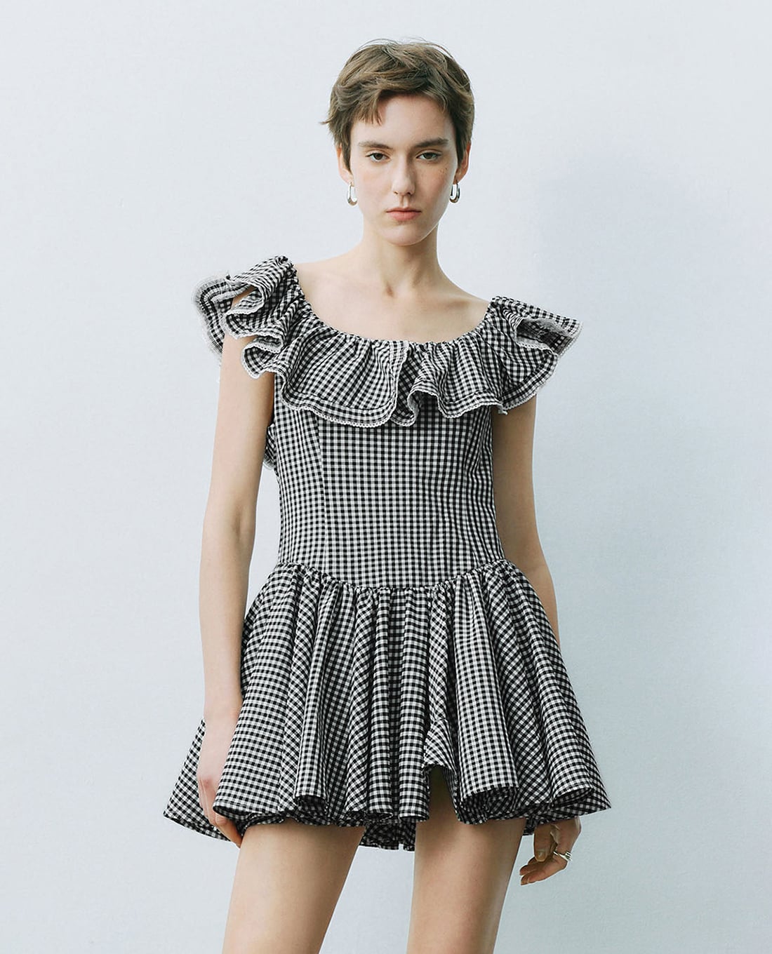 URBAN REVIVO - Đầm xếp li mini phối bèo nhún