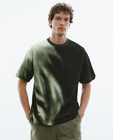  URBAN REVIVO - Áo thun nam cổ tròn tay ngắn Printed Straight 