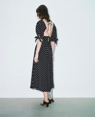  URBAN REVIVO - Đầm cut out midi chấm bi thời trang 